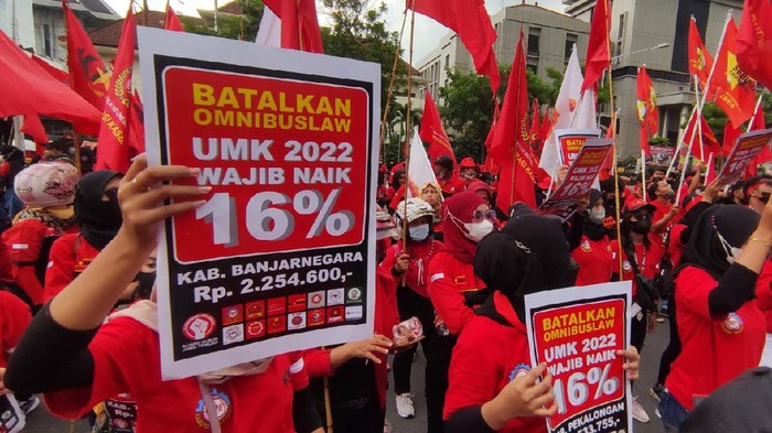 Buruh di Jawa Tengah demo di depan kantor Gubernur Ganjar Pranowo, tuntut upah naik 16%