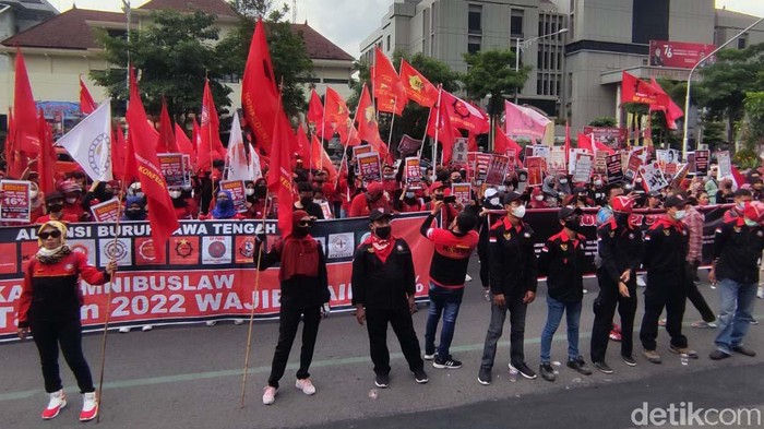 Massa dari aliansi buruh gelar aksi meminta Upah Minimum Kabupaten/Kota (UMK) 2022 di Jawa Tengah naik 16 persen. Mereka akan mogok kerja jika tuntutannya tidak dipenuhi.