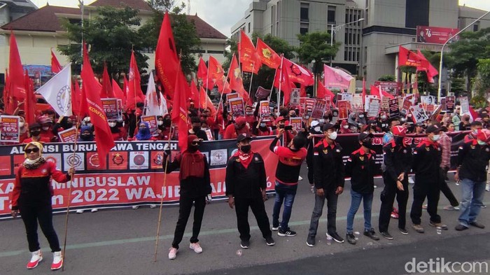 Buruh Jateng Tuntut Upah Naik 16%, Jika Tidak... Mogok Kerja! Massa dari aliansi buruh gelar aksi meminta Upah Minimum Kabupaten/Kota (UMK) 2022 di Jawa Tengah naik 16 persen. Mereka akan mogok kerja jika tuntutannya tidak dipenuhi.