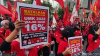 Selain soal UMK, massa buruh juga menyuarakan penolakan UU nomor 11 tahun 2020 tentang cipta kerja atau omnibus law dan peraturan pemerintah Nomor 36 tahun 2021 tentang pengupahan.