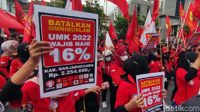 Massa dari aliansi buruh gelar aksi meminta Upah Minimum Kabupaten/Kota (UMK) 2022 di Jawa Tengah naik 16 persen. Mereka akan mogok kerja jika tuntutannya tidak dipenuhi.