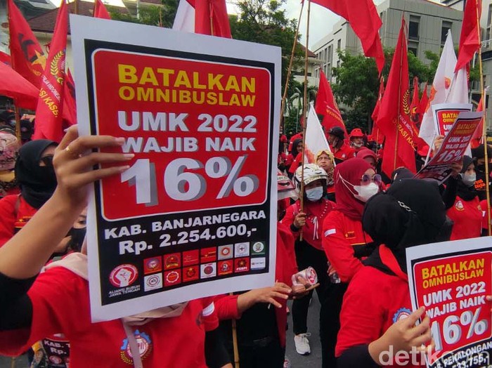 Massa dari aliansi buruh gelar aksi meminta Upah Minimum Kabupaten/Kota (UMK) 2022 di Jawa Tengah naik 16 persen. Mereka akan mogok kerja jika tuntutannya tidak dipenuhi.