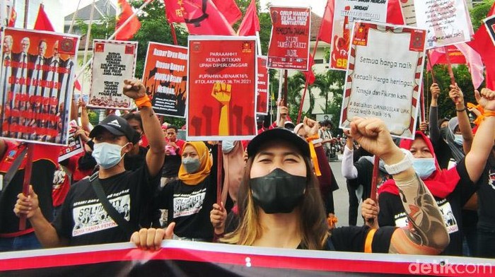 Buruh Jateng Tuntut Upah Naik 16%, Jika Tidak... Mogok Kerja! Massa dari aliansi buruh gelar aksi meminta Upah Minimum Kabupaten/Kota (UMK) 2022 di Jawa Tengah naik 16 persen. Mereka akan mogok kerja jika tuntutannya tidak dipenuhi.