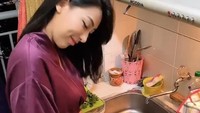  Pintar masak, Angela pasang pose imut saat tengah ngulek sambal dadakan yang dibuatnya di dapurnya. Foto: Intsgaram @elizabethangelalorenza