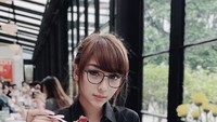 Ngeteh sore ditemani sepotong kue red velvet yang manis dan legit, jadi cara Angela untuk menikmati waktu luangnya. Foto: Intsgaram @elizabethangelalorenza
