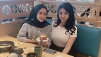 Makan siang dengan sesama selebgram lainnya. Kali ini Angela pilih restoran sushi ternama untuk tempat ngobrol-ngobrol mereka. Foto: Intsgaram @elizabethangelalorenza