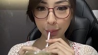 Menyapa para penggemarnya di sesi live streaming, Angela pamer minuman green tea yang dibelinya dari Starbucks. Foto: Intsgaram @elizabethangelalorenza