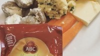 Terakhir jalan-jalan ke Jerman, Angela tetap bawa bekal sambal terasi kemasan yang jadi bukti cintanya terhadap sambal Indonesia.  Foto: Intsgaram @elizabethangelalorenza