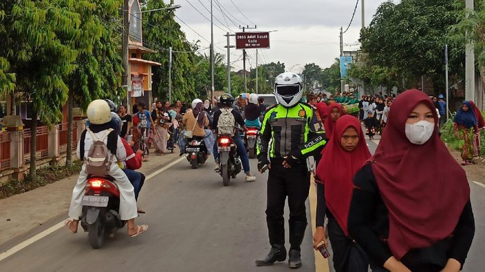 Cegah Corona, Razia Prokes Digencarkan Jelang WSBK di Mandalika TNI-Polri gencarkan patroli penerapan protokol kesehatan di kawasan Lombok Tengah jelang gelaran World Superbike (WBSK) yang akan digelar di Sirkuit Mandalika.