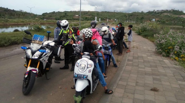 Cegah Corona, Razia Prokes Digencarkan Jelang WSBK di Mandalika TNI-Polri gencarkan patroli penerapan protokol kesehatan di kawasan Lombok Tengah jelang gelaran World Superbike (WBSK) yang akan digelar di Sirkuit Mandalika.