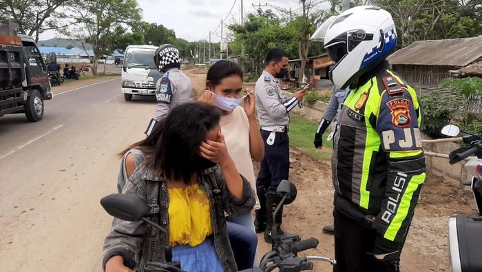 Cegah Corona, Razia Prokes Digencarkan Jelang WSBK di Mandalika TNI-Polri gencarkan patroli penerapan protokol kesehatan di kawasan Lombok Tengah jelang gelaran World Superbike (WBSK) yang akan digelar di Sirkuit Mandalika.