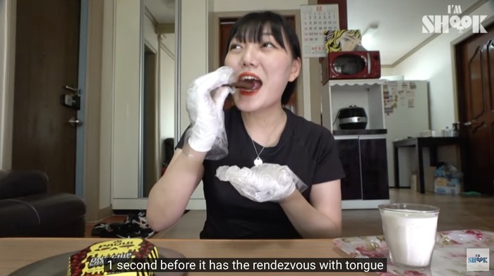 Cicip Keripik Terpedas di Dunia, Wanita Ini Tunjukkan Reaksi Tak Terduga
