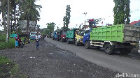 Demo Sopir Truk Pasir Bikin Jalur Lumajang-Malang Dialihkan