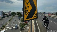 Penampakan salah satu rambu lalu lintas yang menjadi korban vandalisme di jembatan layang atau flyover Rawa Panjang, Kota Bekasi, Rabu (17/11/2021).