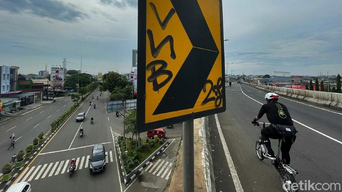 Duh, Sampah-Coretan Bikin Kumuh Jembatan Layang Rawa Panjang Kondisi jembatan layang atau flyover Rawa Panjang, Kota Bekasi, memprihatinkan. Sampah hingga coretan vandalisme membuat jembatan itu terlihat kumuh.