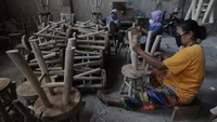 Pekerja menyelesaikan kerajinan bangku jati di Jatipuro, Trucuk, Klaten, Jawa Tengah, Rabu (17/11/2021).