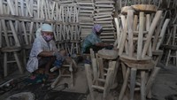 Bangku tanpa sandaran atau stool berbahan kayu jati yang dijual dengan harga Rp70 ribu hingga Rp140 ribu per unit tergantung ukurannya tersebut telah menembus pasar ekspor Belanda. 