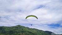 Puluhan penggiat olahraga paralayang tampak memulai aksi mereka di puncak Giri Sembung, Banjarasri, Kulon Progo. Spot ini, tergolong baru karena dibuka baru sekitar tiga bulan lalu. (Jalu Rahman Dewantara/detikTravel)