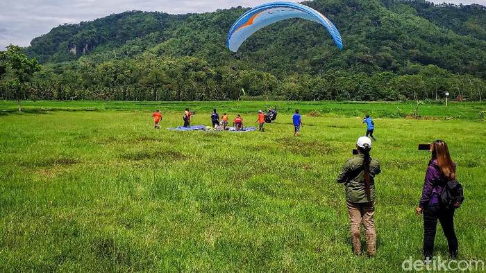 Para pegiat paralayang saat mengikuti Festival Paralayang 2021 di Kulon Progo, Rabu (17/11/2021).