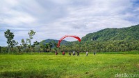Jika traveler terbang pada pagi hari, maka kalian akan melihat Candi Merbabu dan Merapi di kejauhan. Tak cuma itu, pantai di sisi selatan juga akan kelihatan. (Jalu Rahman Dewantara/detikTravel)