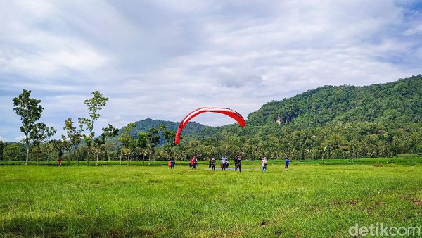 Jika traveler terbang pada pagi hari, maka kalian akan melihat Candi Merbabu dan Merapi di kejauhan. Tak cuma itu, pantai di sisi selatan juga akan kelihatan. (Jalu Rahman Dewantara/detikTravel) Jika traveler terbang pada pagi hari, maka kalian akan melihat Candi Merbabu dan Merapi di kejauhan. Tak cuma itu, pantai di sisi selatan juga akan kelihatan. (Jalu Rahman Dewantara/detikTravel)