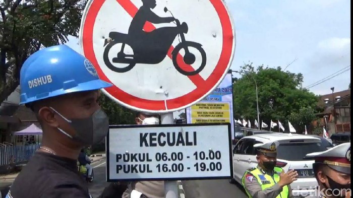 Kendaraan roda dua diizinkan melintas di jalan layang atau flyover Jalan Ahmad Yani, Kota Malang. Aturan itu mulai diuji coba hari ini, untuk mengurai kemacetan.