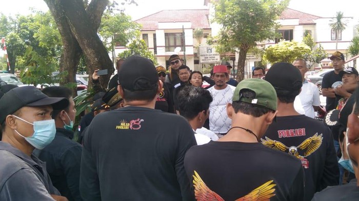 Forkabi mendatangi Polsek Pondok Aren menuntut anggotanya dibebaskan. Sumber foto: Ketua DPC Forkabi Pondok Aren Armin.