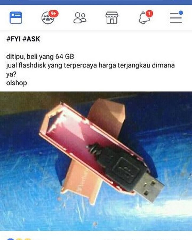 Definisi kena prank belanja online. Dari luar bentuknya benar-benar seperti flashdisk. Eh tapi pas dibuka ternyata hanya colokan USB. Rugi bandar deh.. Foto: Facebook