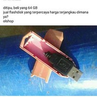 Definisi kena prank belanja online. Dari luar bentuknya benar-benar seperti flashdisk. Eh tapi pas dibuka ternyata hanya colokan USB. Rugi bandar deh.. Foto: Facebook