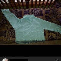 Mungkin kemejanya memang di desain untuk pose tangan diangkat ke atas sebelah. Benar-benar bikin nggak habis pikir. Kalau kamu yang dapet kayak gini kira-kira bakal kamu pakai atau nggak? Foto: Facebook