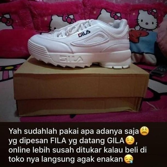 Memang benar ada harga ada kualitas. Seperti yang satu ini, alih-alih dapat sepatu Fila malah dapat sepatu Gila. Jadi langsung kapok deh belanja di online shop kalau gini ceritanya. Foto: Facebook