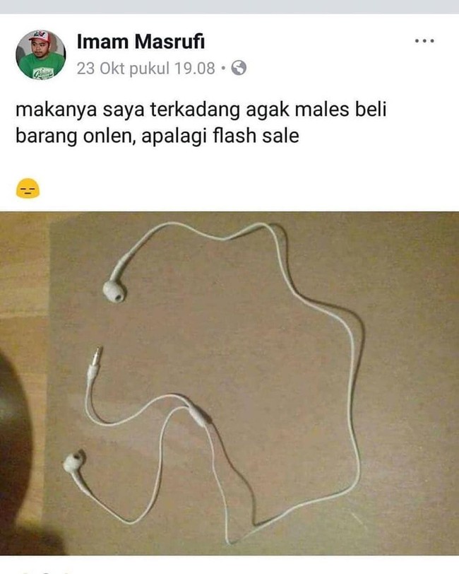 Kalau dapet headset kayak gini dijamin bikin pusing. Gimana bisa dipakai kalau colokan ke HP sama yang untuk ke kupingnya tertukar gitu. Ujung-ujungnya malah jadi harus keluar uang lagi deh buat beli yang baru. Foto: Facebook