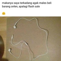 Kalau dapet headset kayak gini dijamin bikin pusing. Gimana bisa dipakai kalau colokan ke HP sama yang untuk ke kupingnya tertukar gitu. Ujung-ujungnya malah jadi harus keluar uang lagi deh buat beli yang baru. Foto: Facebook