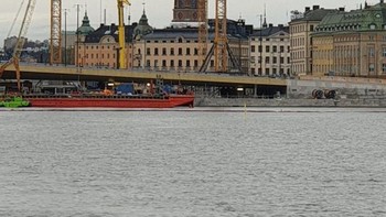 Mengangkat bangunan. Foto: reddit.com/confusing_perspective