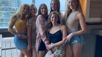 Tangan wanita di tengah begitu panjang ya. Foto: reddit.com/confusing_perspective