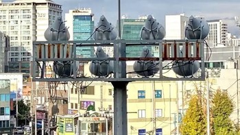 Ada yang mengira lampu stadion ini adalah burung merpati? Foto: reddit.com/confusing_perspective