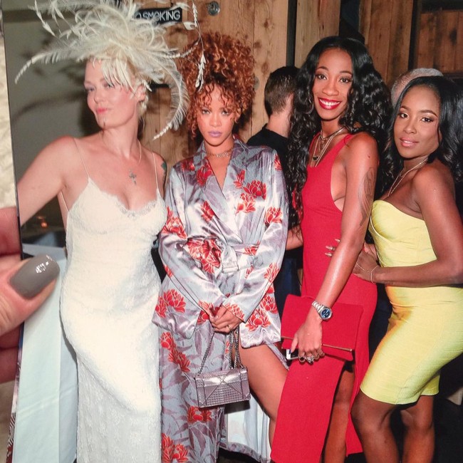 Gaya kondangan Rihanna ke pernikahan teman sekaligus stylist-nya juga tak kalah menarik perhatian. Saat yang lain mengenakan dress, ia tampil dengan kimono sutra yang juga menampilkan kaki indahnya. Foto: Instagram