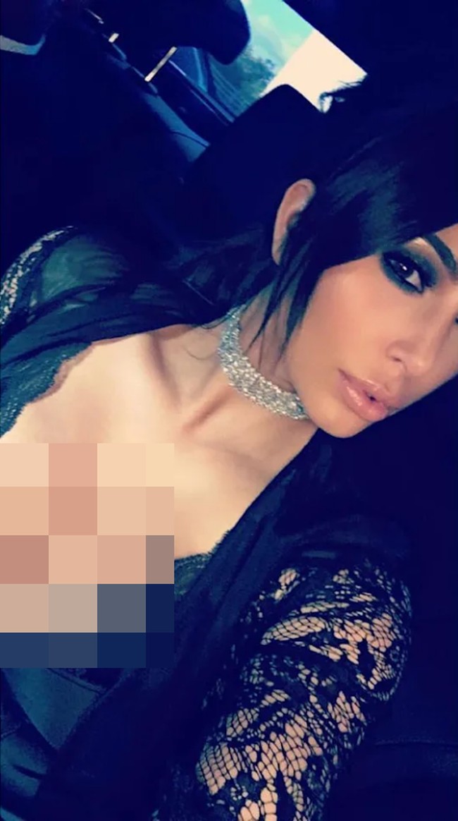 Sedangkan gaun Kim Kardashian di pernikahan pemilik klub David Grutman juga dianggap seperti lingerie. Ia mengenakan guan hitam yang menonjolkan belahan dada seperti ini. Foto: Instagram