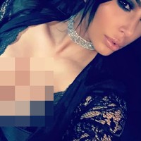 Sedangkan gaun Kim Kardashian di pernikahan pemilik klub David Grutman juga dianggap seperti lingerie. Ia mengenakan guan hitam yang menonjolkan belahan dada seperti ini. Foto: Instagram