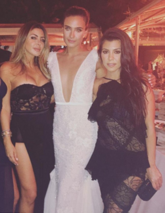 Dalam pernikahan itu memang bukan Kim saja yang tampil seksi paling tidak saudari dan temannya yang lain juga menemani. Kourtney Kardashian tampak mengenakan dress berenda transparan sedangkan Larsa Pippen memilih gaun berbelahan paha super tinggi. Foto: Instagram