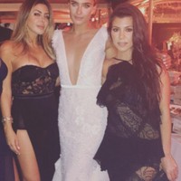 Dalam pernikahan itu memang bukan Kim saja yang tampil seksi paling tidak saudari dan temannya yang lain juga menemani. Kourtney Kardashian tampak mengenakan dress berenda transparan sedangkan Larsa Pippen memilih gaun berbelahan paha super tinggi. Foto: Instagram