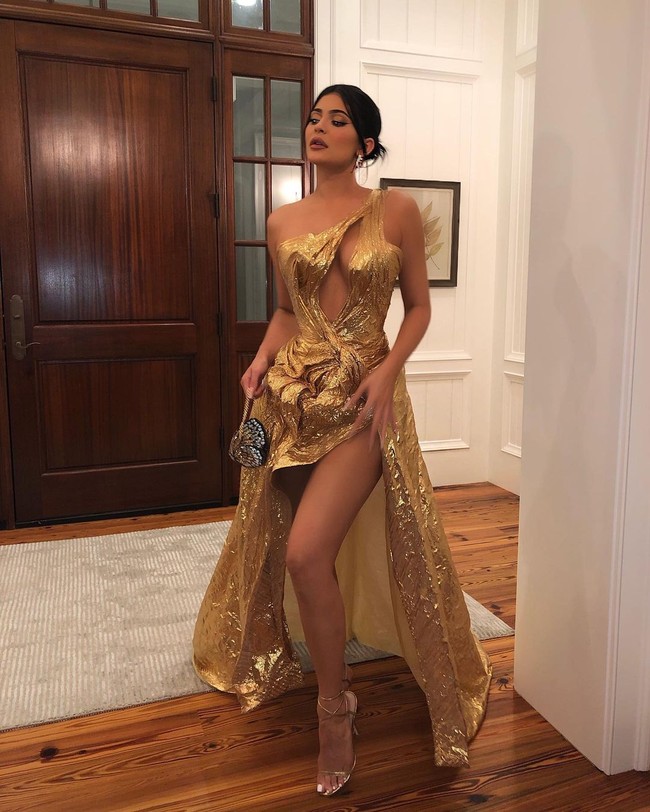 Keluarga Kardashian-Jenner memang dikenal tak ragu untuk tampil sensual. Kylie Jenner pun pernah dibilang terlalu mencuri perhatian di acara pernikahan Hailey dan Justin Bieber. Ketika itu, ia pakai dress dengan desain yang ekstravagan. Foto: Instagram