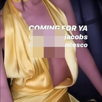 Seleb lain yang pernah jadi sorotan karena baju seksi saat kondangan adalah Emily Ratajcowski. Model dan aktris itu memakai dress keluaran Saks Potts yang memamerkan bagian dada. Baju warna kuning itu tentu membuatnya semakin jadi perhatian.Foto: Instagram