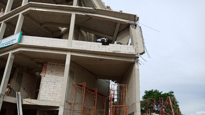 Gedung di SMAN 96 yang masih dalam pembangunan roboh. (Foto: Rakha/detikcom)