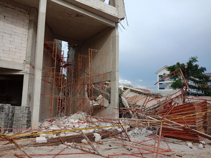 Gedung di SMAN 96 yang masih dalam pembangunan roboh. (Foto: Rakha/detikcom)