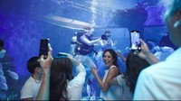 Gisel pun sangat senang saat dibuatkan pesta kejutan itu. Foto: Instagram Wijin