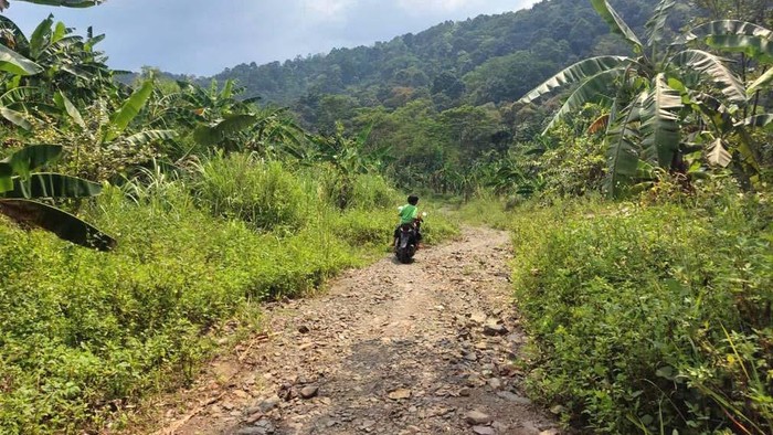 Danau Jayamix Quarry Rumpin Bogor menjadi salah satu destinasi yang dikunjungi para pesepeda. Lokasi ini menawarkan sensasi dan track yang lumayan ekstrem.