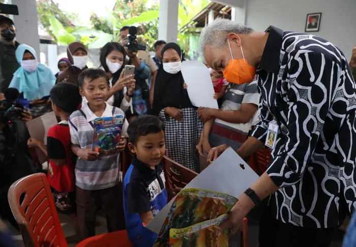 Gubernur Jawa Tengah, Ganjar Pranowo menemui anak-anak di Desa Karanggintung, Kabupaten Cilacap.
