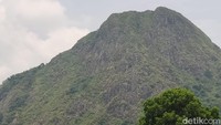 Menurut paranormal yang coba menyusuri area Gunung Batu Jonggol, terdapat satu sumur yang dijaga oleh makhluk mistis. Sumur tersebut bernama Karangwuhu. 