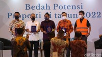 (Kanan-kiri) Ketua Panitia Musyarif Agil Gozani, Ketua Dewan Pengurus Daerah Real Estat Indonesia (DPD REI) DKI Jakarta Arvin F. Iskandar, Ketua Umum Himpunan Pengusaha Muda Indonesia Jakarta Raya (HIPMI Jaya) Sona Maesana, Sekjen DPP REI Amran Nukman dan Ketua bidang 8 BPP HIPMI Andi Matalitti foto bersama memegang cinderamata saat pembukaan Bedah Potensi Properti di Tahun 2022 di The Tribrata Dharmawangsa, Jakarta, Rabu (17/11/21).